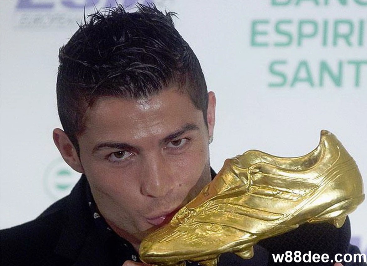 Ronaldo nhận Chiếc giày vàng